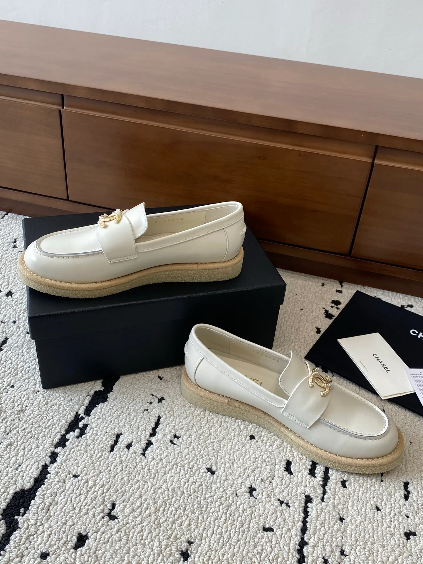 👟👟Ex-factory price 620👟👟Higher version 🍀2025 autumn and winter new Chanel Chanel entrance hardware buckle, Loaf lazy shoes, can be worn all year round. No matter when you wear it, it is very high-end and durable. Go shopping and attract attention on the street! Easily travel between commuting and leisure occasions, and become a carefree fashionable and elegant woman ~ Upper: cowhide/cow nubuck leather/open edge beads Inner: lambskin Sole: Italian raw rubber outsole leather strip Code number: 35-39 (40/41 customized, non-refundable and non-exchangeable 👉 Buy now👉 Buy now👉 Buy now👉